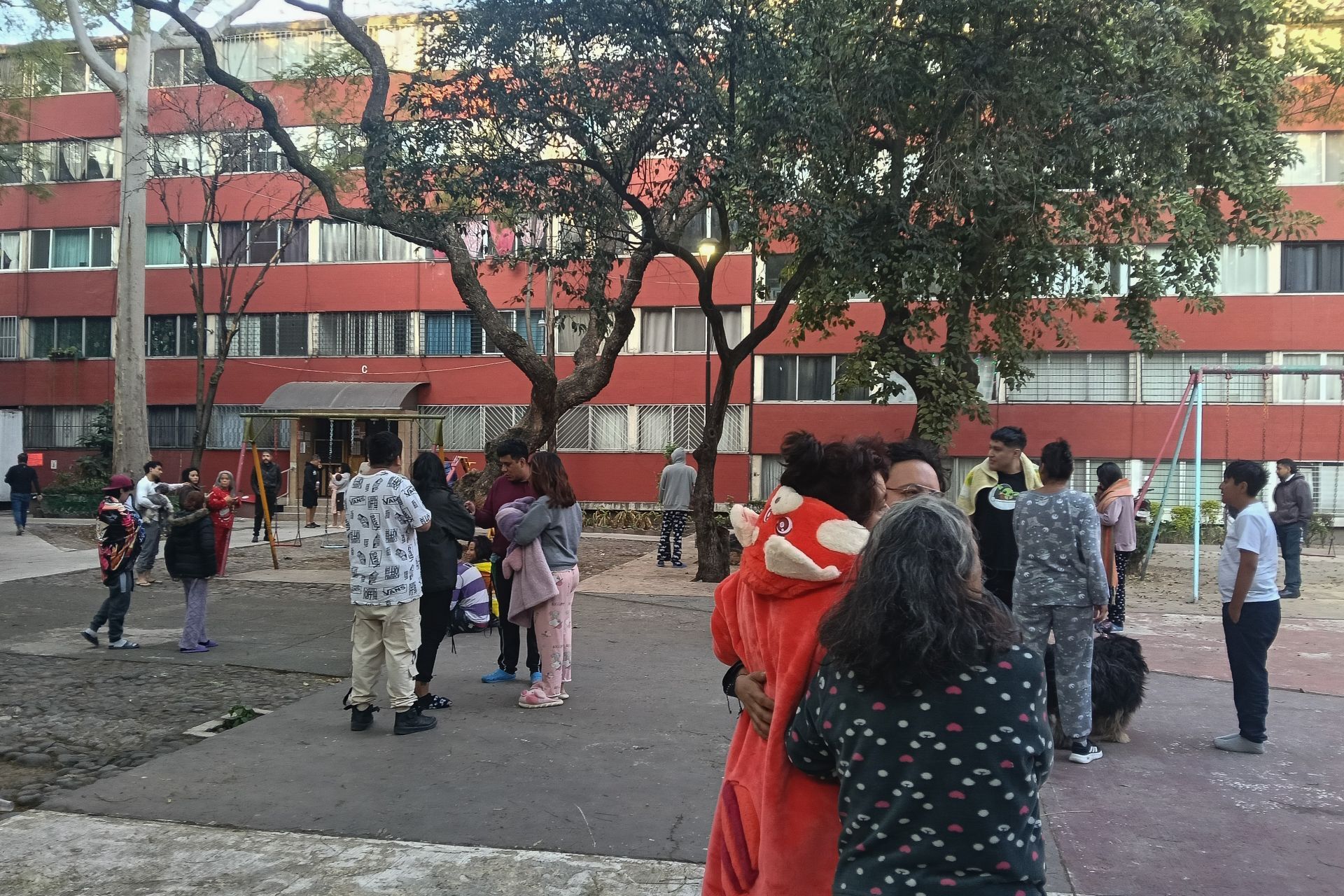 Decenas de personas salieron de sus casas luego de escuchar la alerta sísmica durante la mañana de este viernes. (Cuartoscuro)