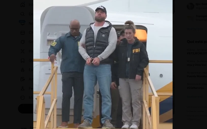 Ryan Wedding llega a Los Ángeles bajo custodia del FBI.