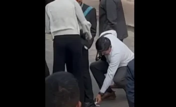 El momento en que le lustran los zapatos al presidnete de la SCJN.