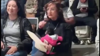 Silvia Villarruel Gutiérrez y su mono araña.