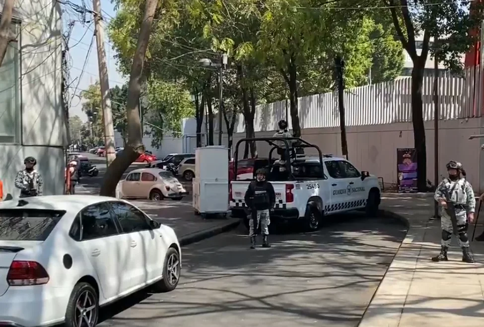 Agentes de la Guardia Nacional custodian las instalaciones de la FEMDO, donde permanecen los restos de El Mencho.
