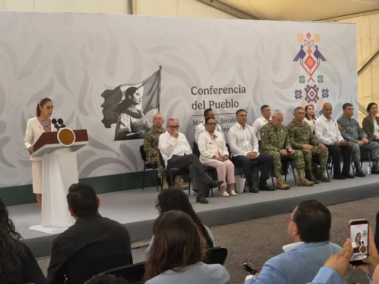 Claudia Sheinbaum durante la mañanera en Mazatlán.