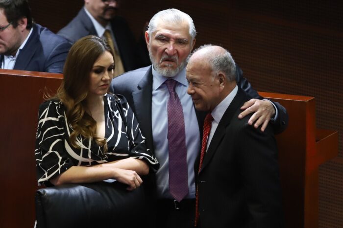 Adán Augusto López, senador de Morena, dialoga con los senadores del PT, Alberto Anaya y Giovanna Bañuelos. (Cuartoscuro)