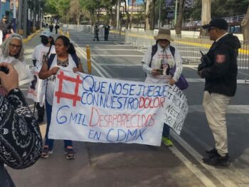 Protesta de madres buscadoras afuera del Estadio Banorte. (Cuartoscuro)