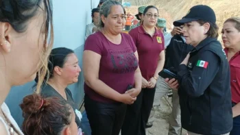 Familiares de los mineros atrapados con Laura Velázquez, cooardinadora Nacional de Protección Civil.
