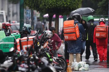 Uber, Rappi, Didi, los ganones del servicio: repartidores, a merced de las propinas