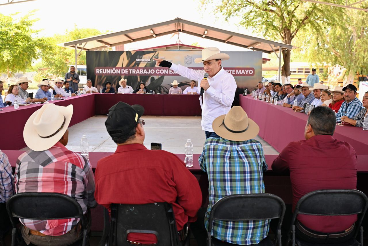 El gobernador Alfonso Durazo con la comunidad agrícola.
