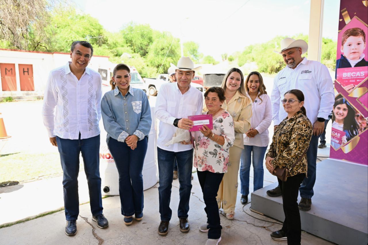 El gobernador Alfonso Durazo entrega becas.