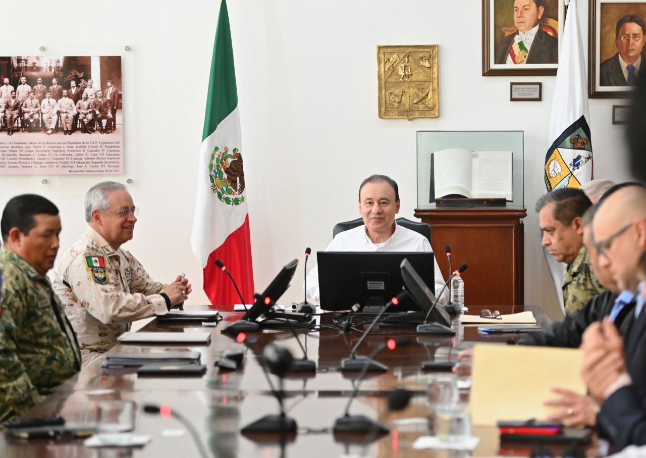 El gobernador Alfonso Durazo con el Gabinete de Seguridad.