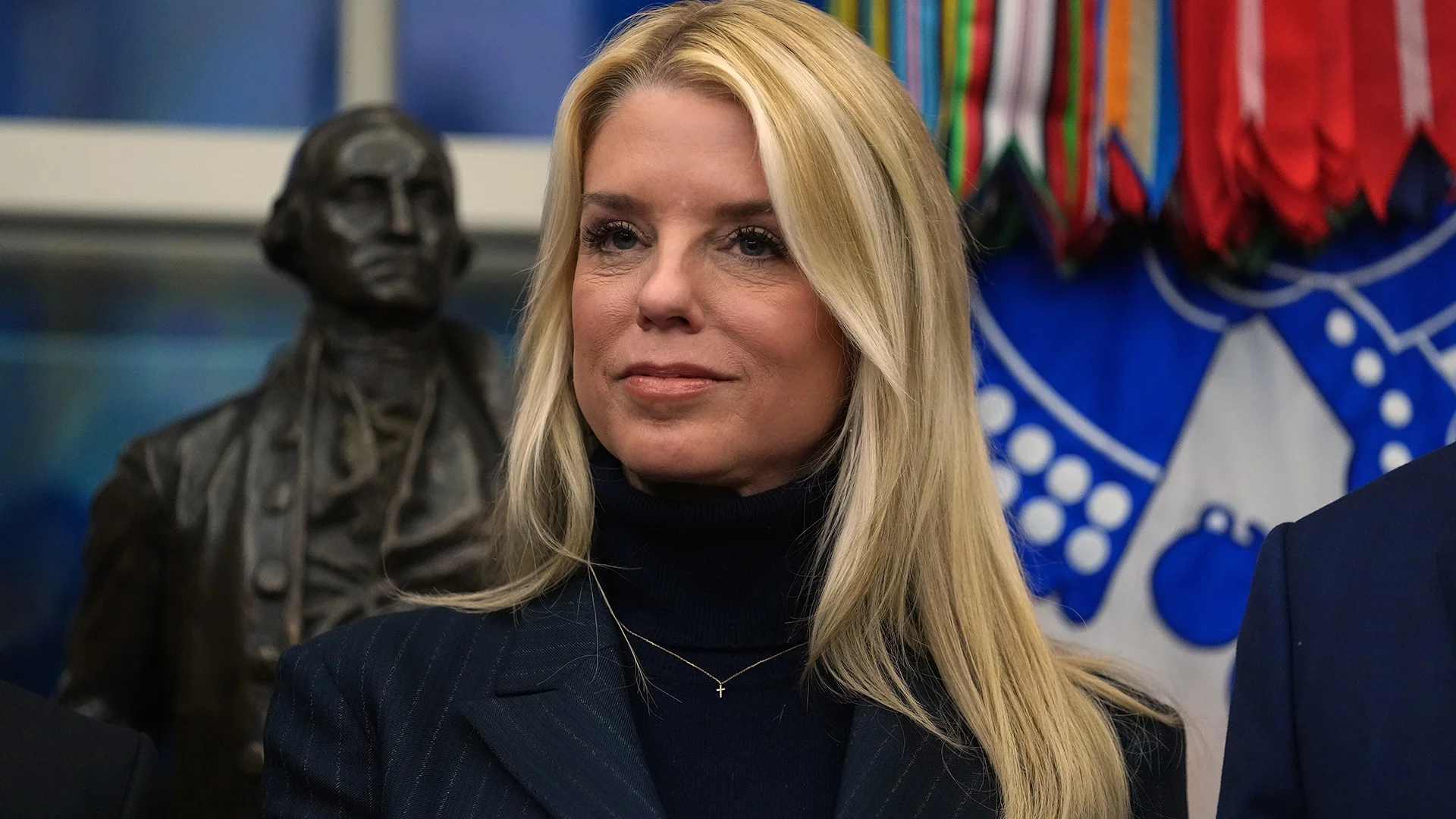 Trump destitiuye a Pam Bondi.