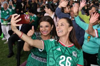 Maestros regresan al Zócalo mientras Sheinbaum festeja golazo