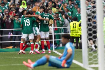 México gana en su debut en medio del caos magisterial