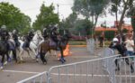 Fuego, caballos, golpes y humo: las imágenes de la escaramuza entre policías y maestros