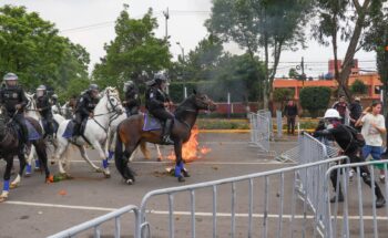 Fuego, caballos, golpes y humo: las imágenes de la escaramuza entre policías y maestros