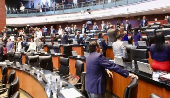 Opositores dan la espalda a nuevas leyes y desatan guerra de albures Opositores dan la espalda a nuevas leyes y desatan guerra de albures