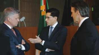 Roberto Velasco, titular de la SRE, con lujosa colección de relojes.