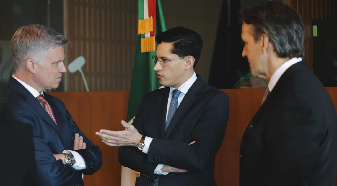 Roberto Velasco, titular de la SRE, con lujosa colección de relojes.