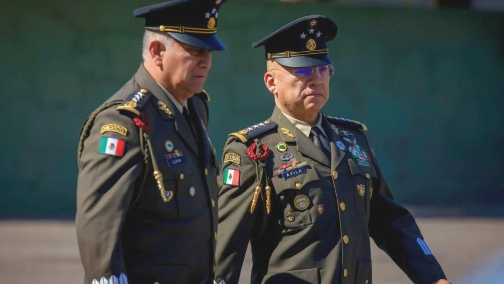 Los generales Francisco Jesús Leana y Héctor Ávila Alcocer.