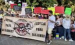 Familiares de Alejandro Leyva exigen justicia en desfile de la Guelaguetza Familiares de Alejandro Leyva exigen justicia en desfile de la Guelaguetza