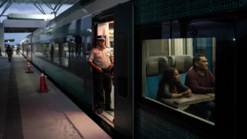 Falla en Tren Maya deja varados 5 horas a pasajeros. Falla en Tren Maya deja varados 5 horas a pasajeros.