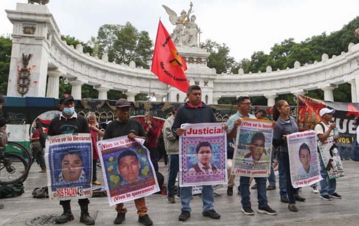 Padres de normalistas no fueron avisados de la detención de Ángel Aguirre Padres de normalistas no fueron avisados de la detención de Ángel Aguirre