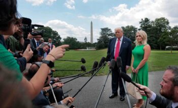 Trump pierde a su primera línea de defensa ante los medios: Leavitt deja el cargo