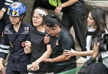 Alumnas de la escuela secundaria donde ocurrió el tiroteo salen en shock nervioso. Alumnas de la escuela secundaria donde ocurrió el tiroteo salen en shock nervioso.